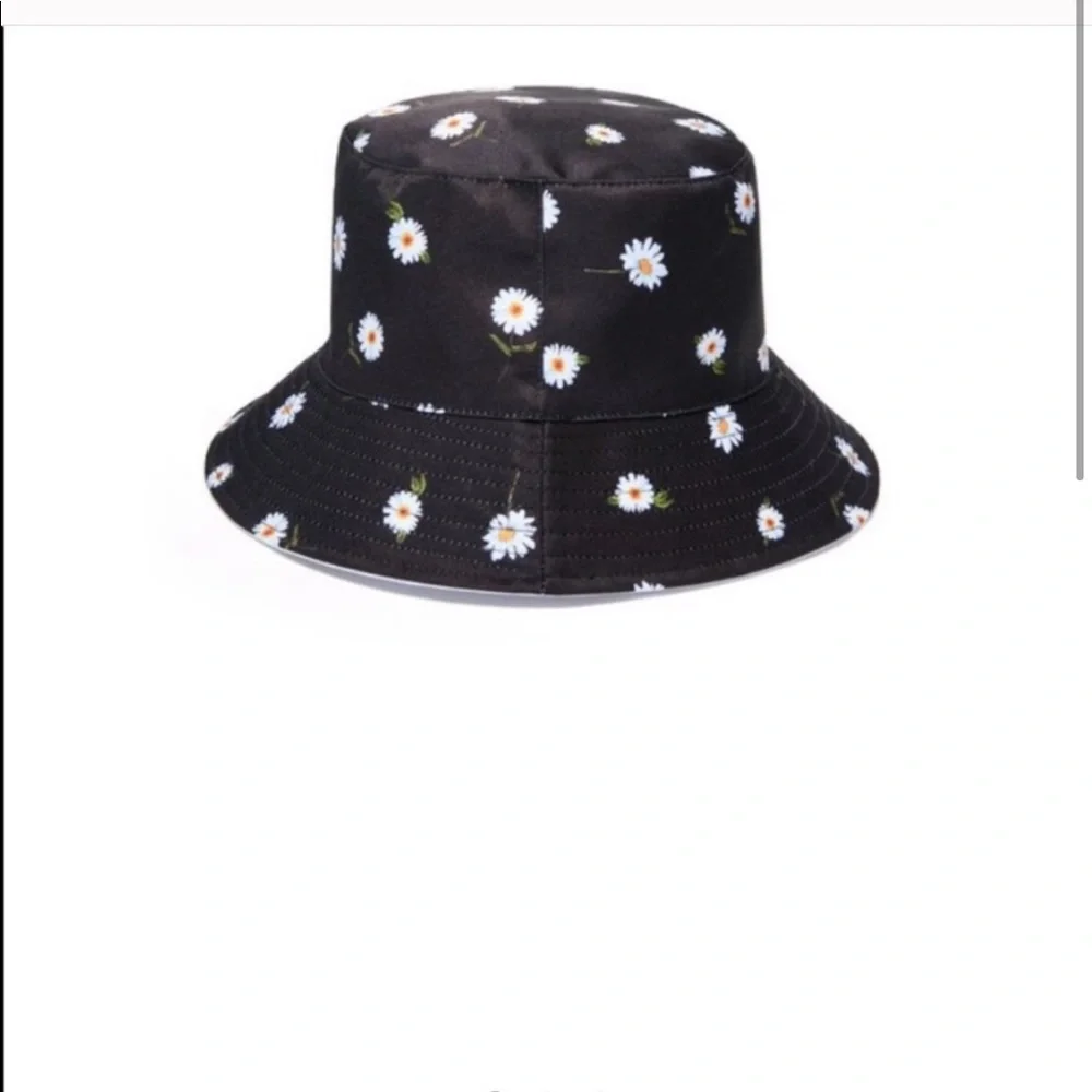 NWT Alice & Olivia Reversible Bucket Hat Daisies - Picture 4 of 5
